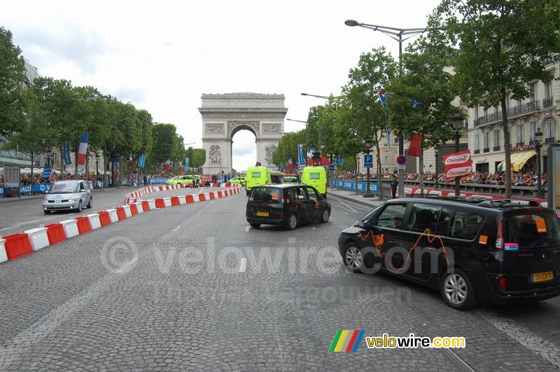 Orange op de Champs Elysées: voor de Arc de Triomphe