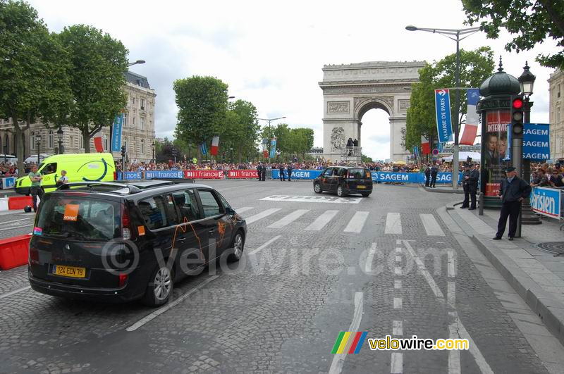 Een bochtje voor de Arc de Triomphe