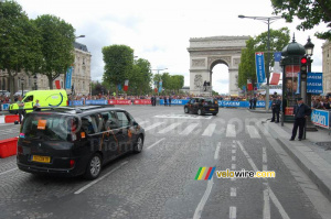 Et on tourne à l'Arc de Triomphe (490x)