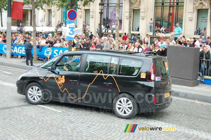 Une voiture d'Orange sur les Champs Elysées
