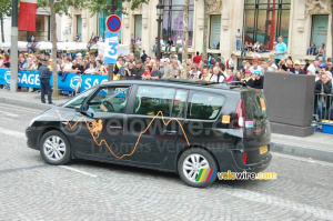 Une voiture d'Orange sur les Champs Elysées (490x)