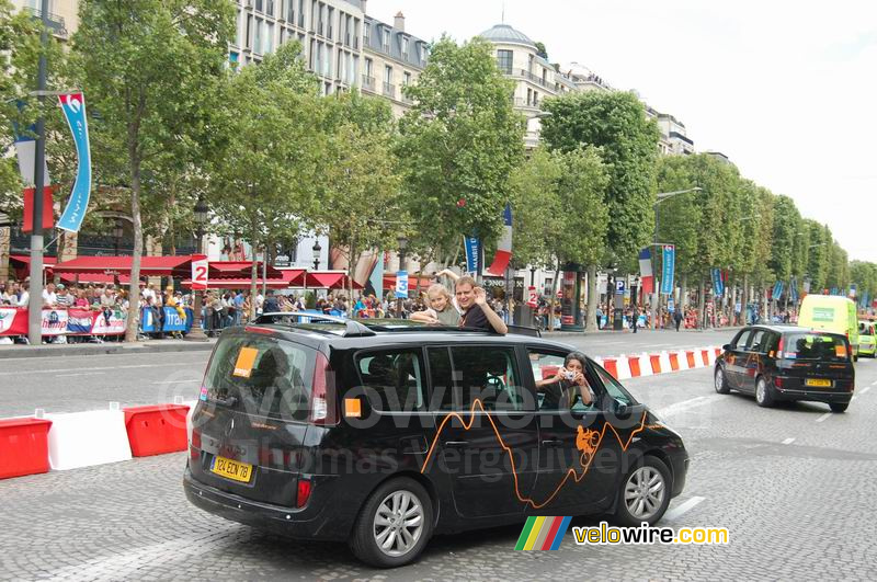 Orange on the Champs Elysées: in the other car they're having fun as well!