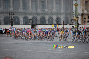 Le premier passage des coureurs avec Alberto Contador et ses coéquipiers en tête (461x)