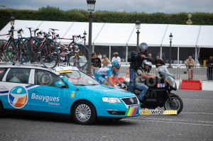 Un coureur de Bouygues Telecom à côte de la voiture de l'équipe (518x)
