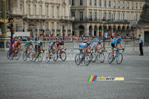 Un petit groupe en tête suivi par le peloton (590x)