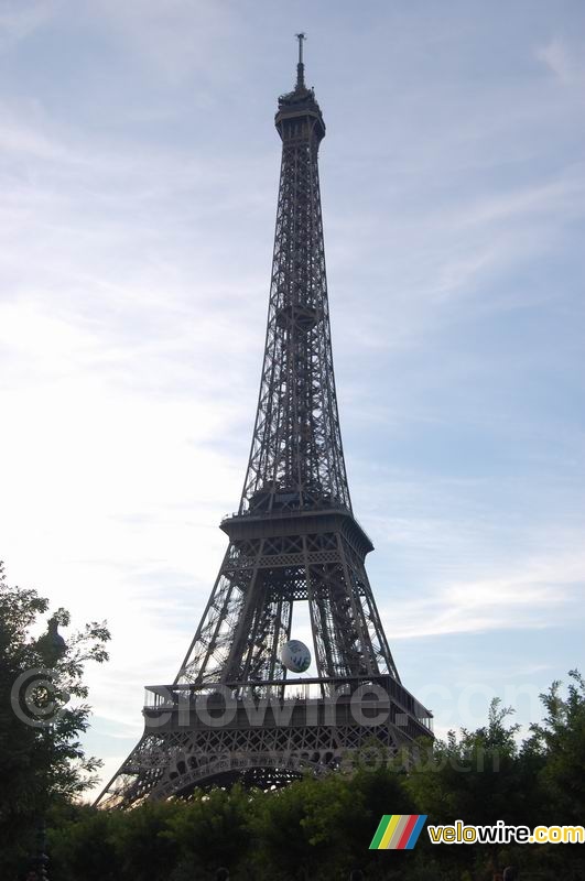 La Tour Eiffel avec l'énorme ballon de rugby à l'intérieur (1)