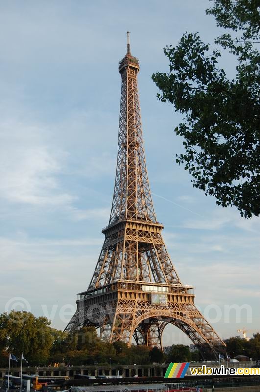 The Eiffel tower with the Rugby World Cup logo