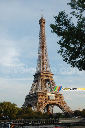 The Eiffel tower with the Rugby World Cup logo (490x)
