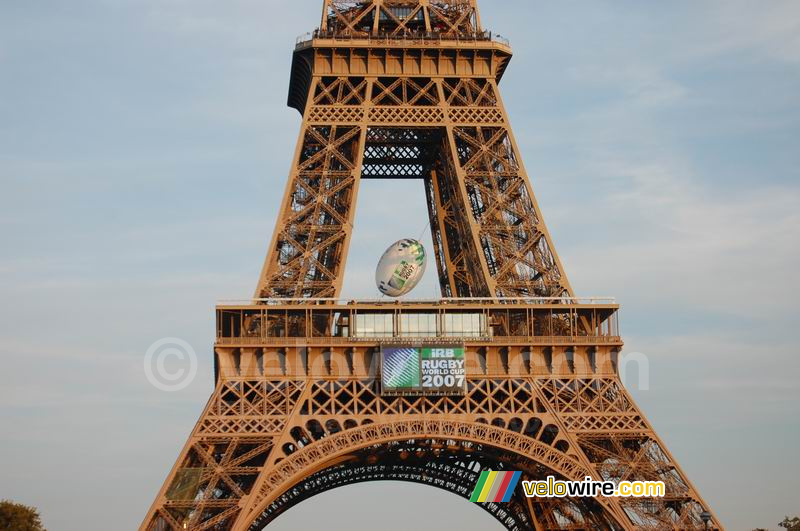 De Eiffeltoren met daarin de grote rugbybal (2)