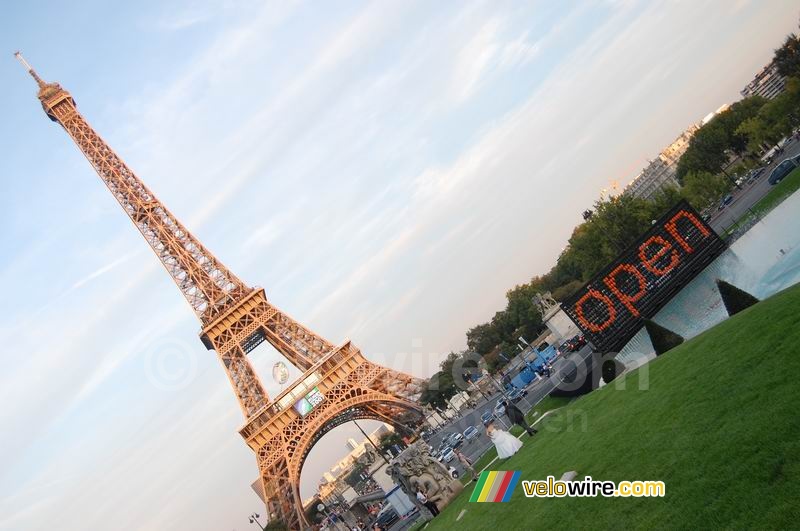 La Tour Eiffel avec le ballon de rugby et le mur 