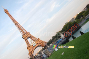 The Eiffel Tower with the rugby ball and the 'open' wall by Orange (460x)
