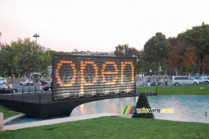 The 'open' wall by Orange by night (350x)