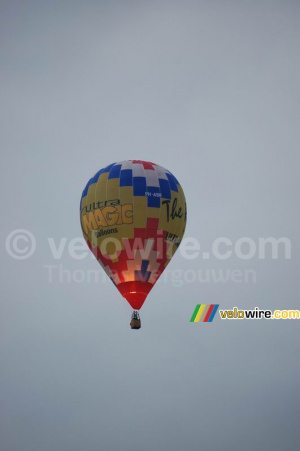 A hot air balloon (287x)