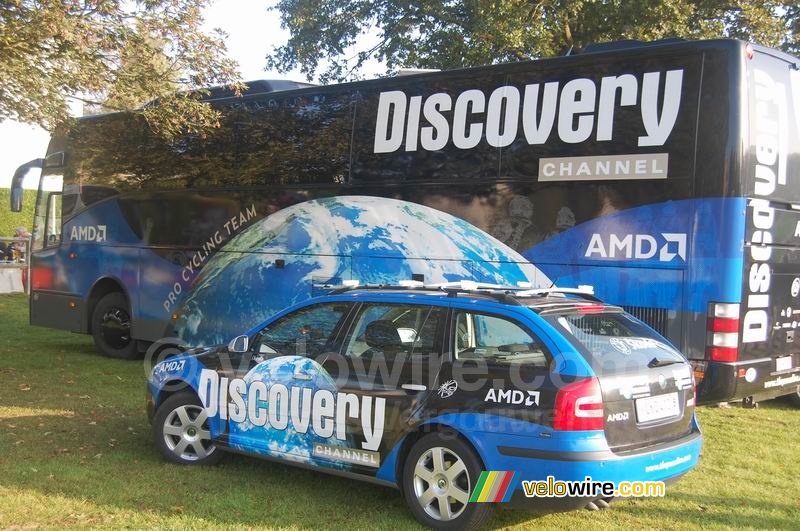 Een auto en de bus van het Discovery Channel wielerteam