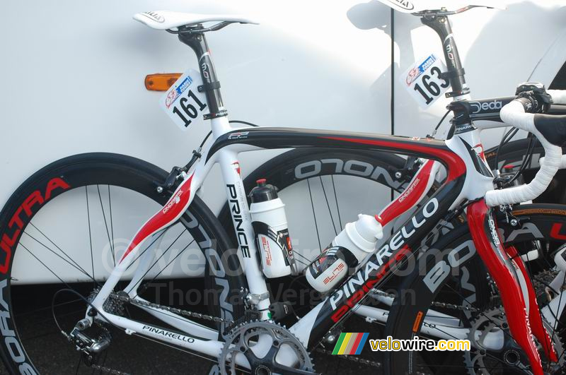 Alejandro Valverde and José Ivan Gutierrez (Caisse d'Epargne)'s bikes