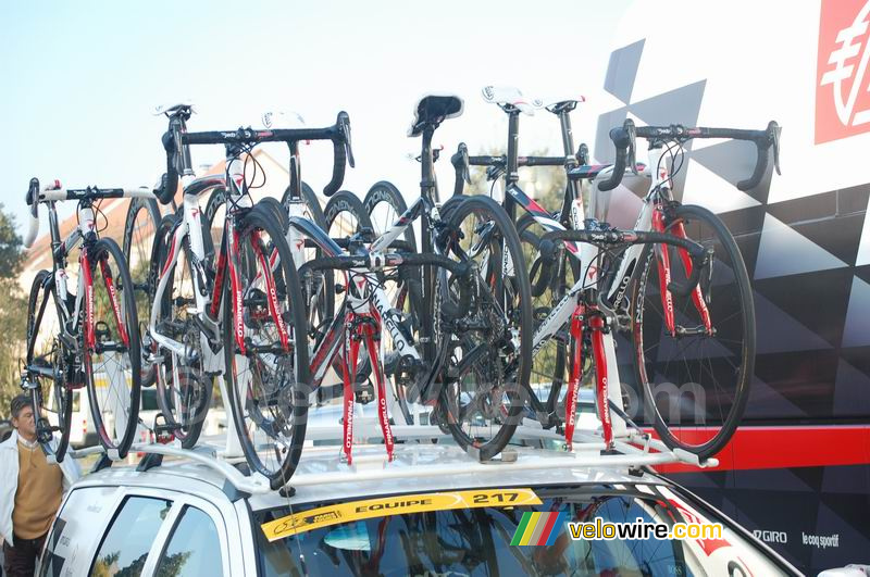 Des vélos sur la voiture Caisse d'Epargne