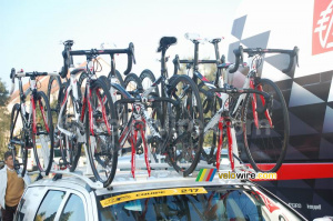 Des vélos sur la voiture Caisse d'Epargne (616x)