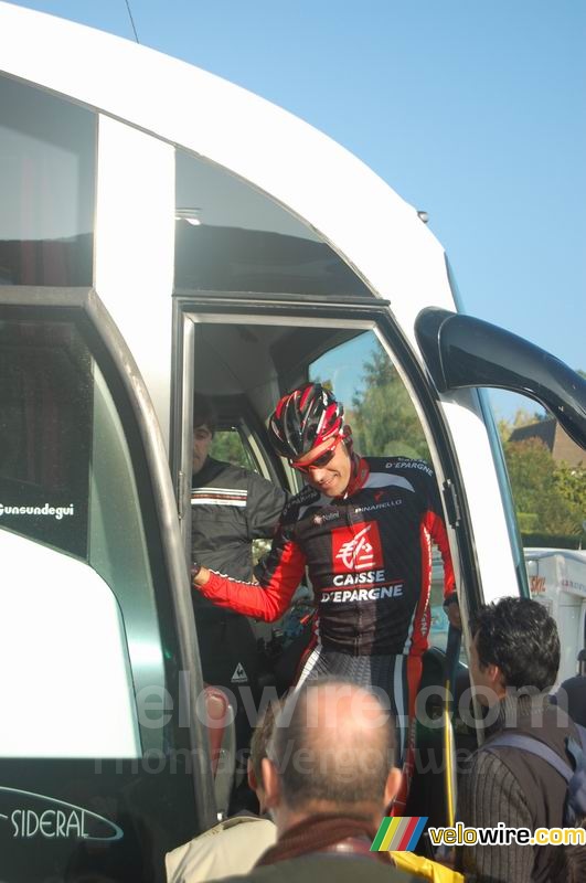 Oscar Pereiro Sio (Caisse d'Epargne) gets out of the bus