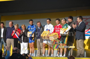 Les quatre coureurs qui prennent la retraite reçoivent des bouteilles et le livre 'Les trésors officiels du Tour de France' (424x)