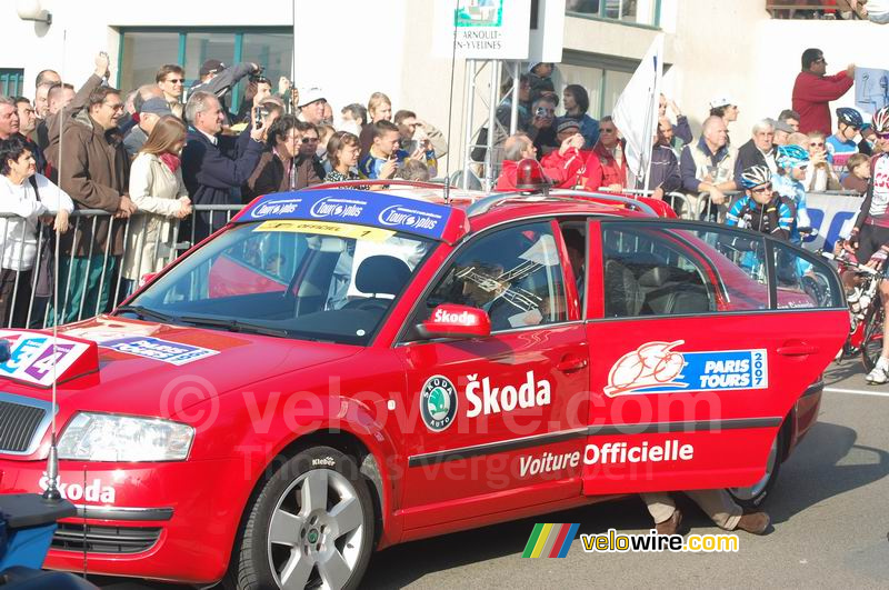 La voiture de Christian Prudhomme (qui est à moitié dedans)