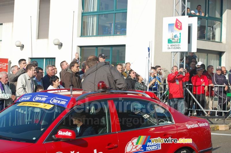 Christian Prudhomme stands in the car to give the start sign