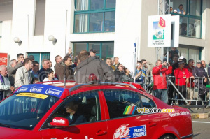 Christian Prudhomme debout dans la voiture pour donner le signe du départ (4382x)