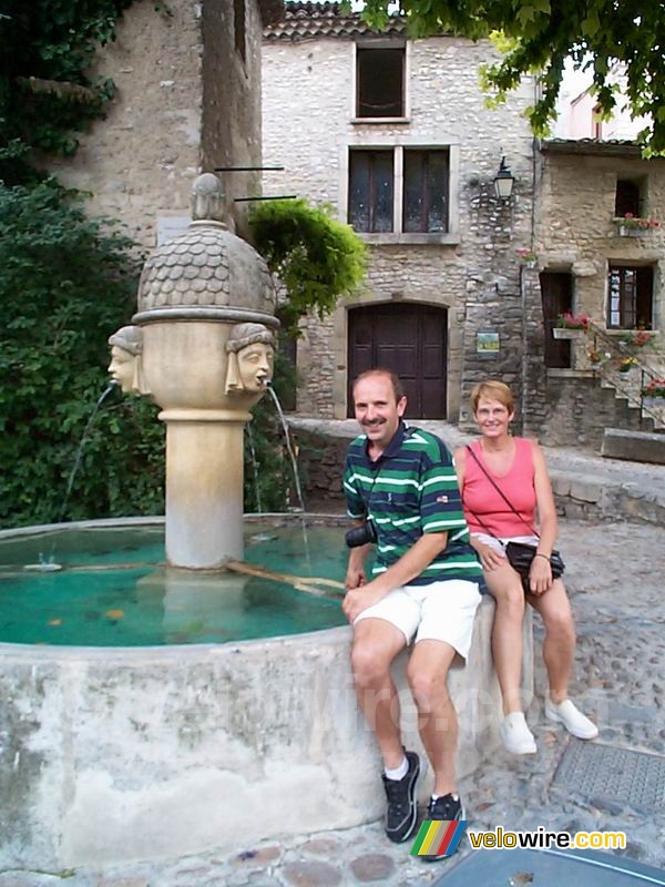 Mes parents devant la fontaine dans le vieux Vaison-la-Romaine