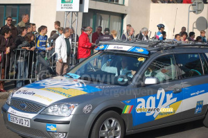 Une voiture de l'équipe cycliste AG2R (567x)