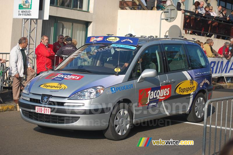 Een auto van het Chocolade Jacques wielerteam (2)