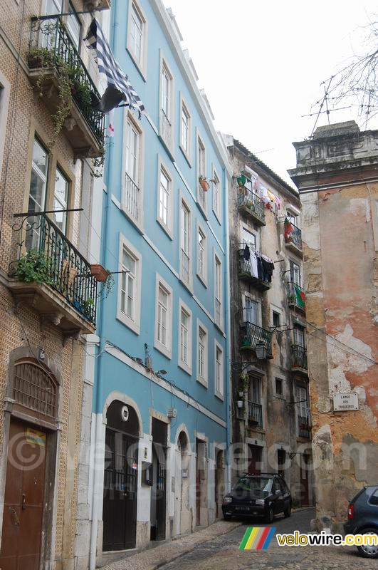 Une maison bleue dans le Largo dos Trigueiros