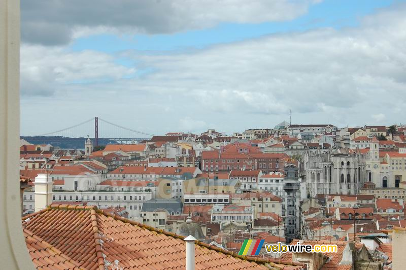 Lisbonne avec à gauche à l'arrière le Ponte 25 de Abril et à droite devant l'ascenseur Santa Justa