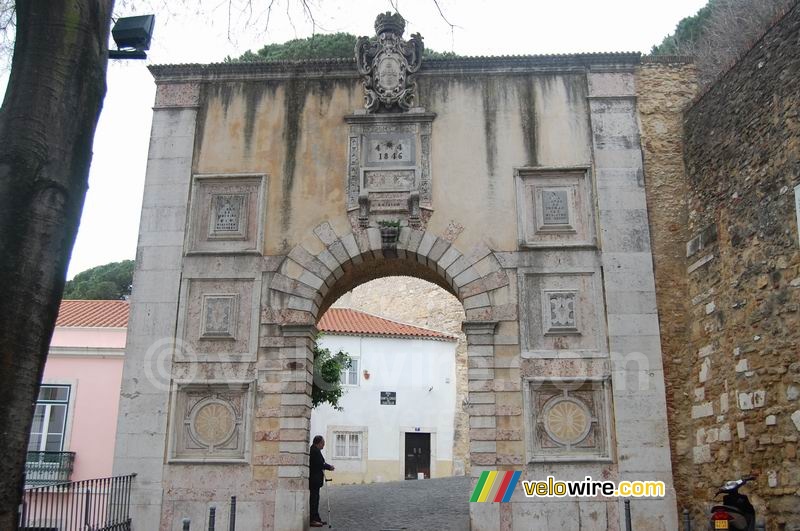 De toegangspoort tot het kasteel São Jorge