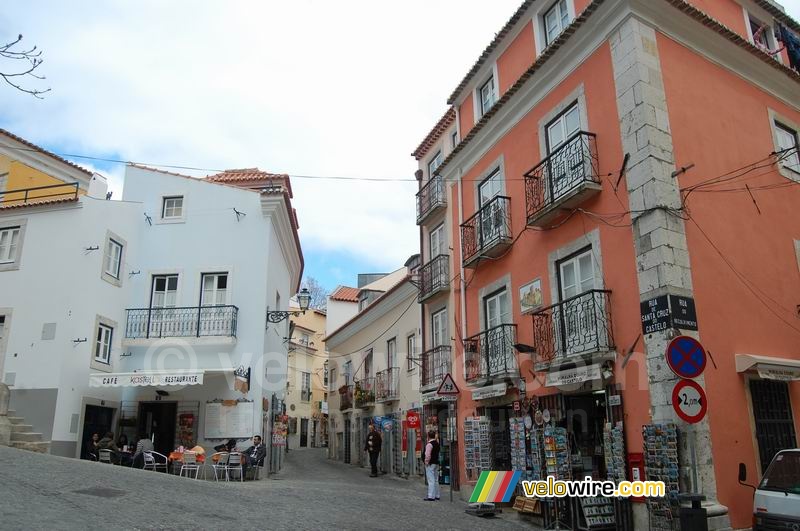 Une petite place devant le château (Rua de Santa Cruz do Castelo)