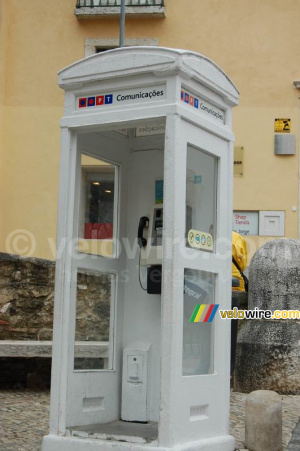 A Portugal Telecom phone booth (670x)