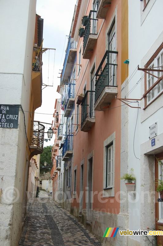 Une rue transversale à la Rua de Santa Cruz do Castelo