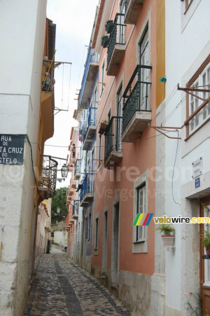 A sidestreet of the Rua de Santa Cruz do Castelo (405x)