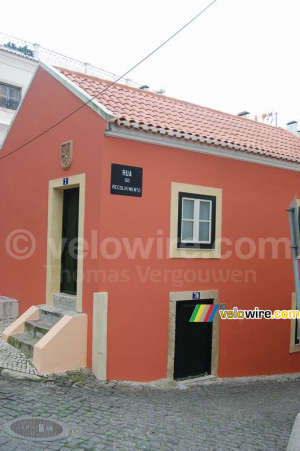 #70 Rua do Recolhimento's door is really for small people (406x)