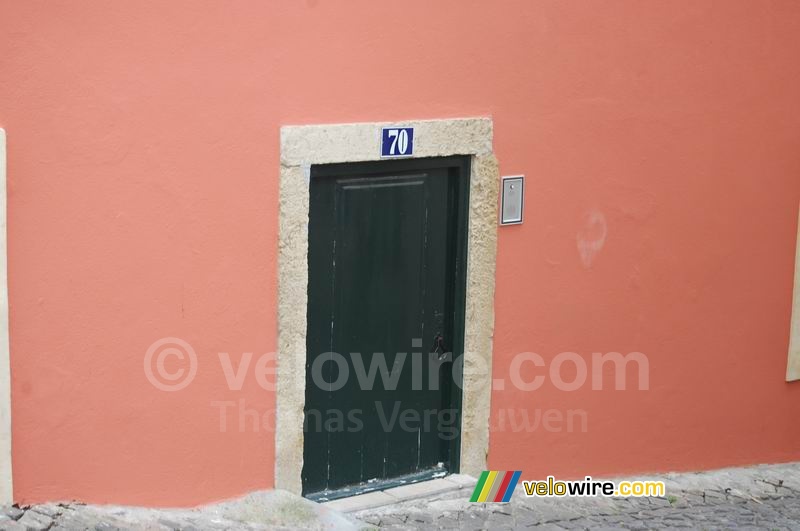 De deur van nummer 70 van de Rua do Recolhimento is wel erg klein (2)