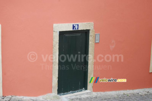 #70 Rua do Recolhimento's door is really for small people (2) (306x)