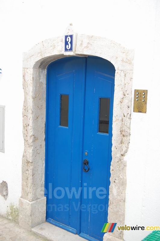 Une porte bleue au numéro 3