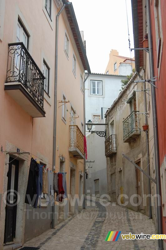 Une petite rue à Lisbonne (2)
