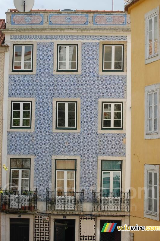 Een huis met blauwe mozaeken tegeltjes