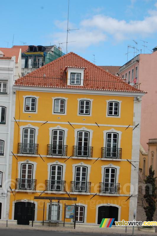 Een geel huis in de Rua So Bento