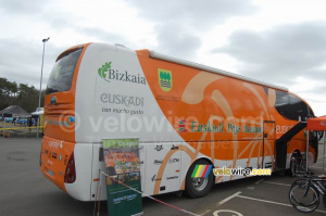 The Euskaltel-Euskadi bus (875x)