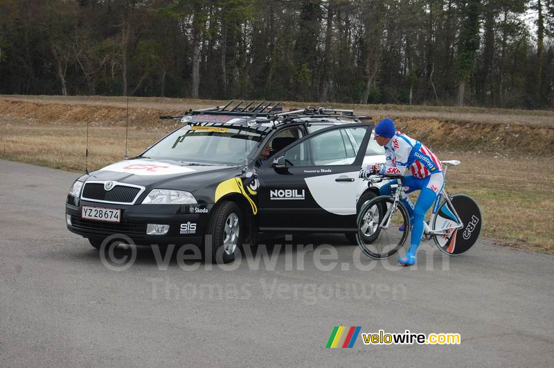 Robert Wagner (Skil Shimano Cycling) talking with CSC ...