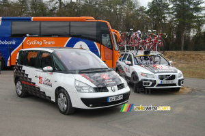 Two cars of the Caisse d'Epargne team (596x)