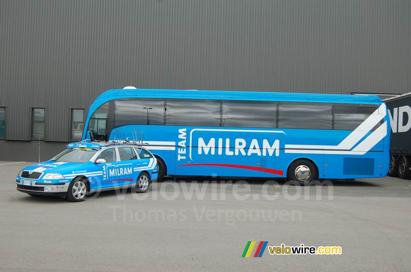 Une voiture et le bus de l'équipe Team Milram