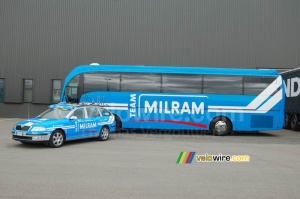 Une voiture et le bus de l'équipe Team Milram (737x)