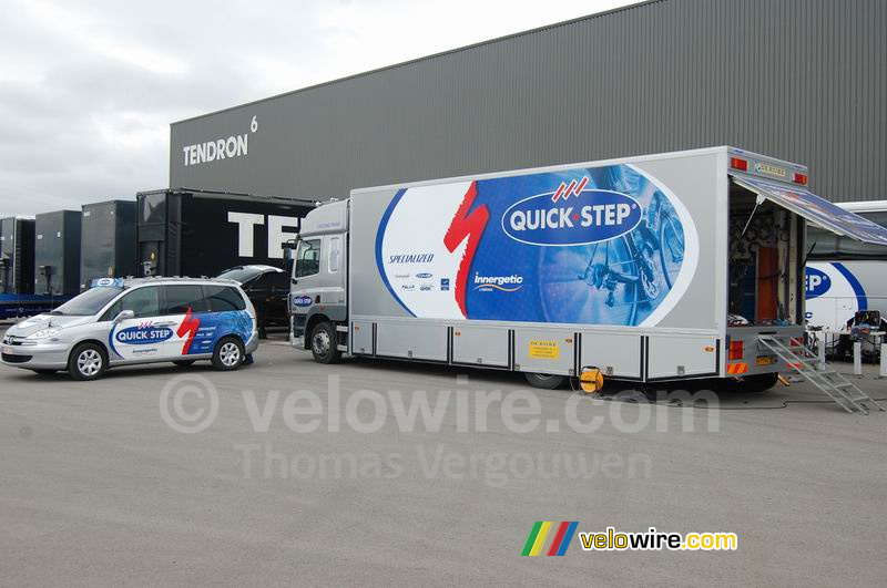 Le camion et une voiture de Quick.Step