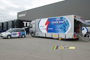 Le camion et une voiture de Quick.Step (837x)